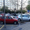 Drama na parkingu u Beogradu: Ceo kvart se skupio oko istog problema: "Komšinice, verovatno je u haubi, pažljivo, molim vas"…