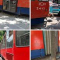 Slike nezgode iz Resavske: Tramvaj izleteo na trotoar, izvalio stubiće, srećom "izbegao" je drvo i kontejner