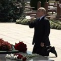 Putin prvi put snimljen kako kleči: Ovo je razlog nesvakidašnjeg poteza ruskog predsednika (video)