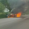 Jutros se zapalio i totalno izgoreo auto, na putu Zrenjanin – Beograd kod Čente, saobraćaj u prekidu! Izgoreo auto