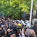 Bačen suzavac na protestu ispred suda u Novom Sadu: Počelo guranje policije i građana (VIDEO)