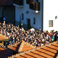 Na hiljade vernika okupilo se ispred manastira Tumane: Prisustvuju presvlačenju moštiju Svetog Zosima