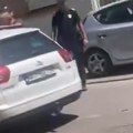 Инцидент на блокади у Сремској Митровици: Аутомобилима се залетели на пешаке, повређен мушкарац