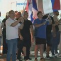 (VIDEO) Direktori, funkcioneri i simpatizeri ispred prostorija SNS u Šapcu, skandirali građanima "ustaše"