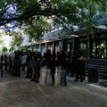 FOTO Drugi dan blokade novosadskog suda: Tu su građani, a tu je i policija u opremi za demonstracije