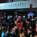 Jezive scene ispred Filozofskog fakulteta Užasne pretnje blokaderi uputili policajcima, spominjali im porodicu "znaćemo gde…