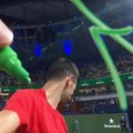VIDEO Novak morao da prepisuje iz „puškice“, svi na stadionu prasnuli u smeh