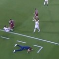 (VIDEO) Uh, ovo je bolelo! Lopetegi pokošen nakon udarca u glavu
