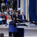 Novinar pred kamerama zaprosio devojku pred Putinom: "Olečka, udaj se za mene" VIDEO