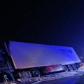 Kamion sleteo sa puta, pa buknuo ogroman požar. Užas na putu Futog-Begeč: stigli hitna i vatrogasci, saobraćaj obustavljen