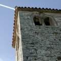 Srušili crkvu kako bi iskoristili kamen za gradnju štale: Preživeo samo zvonik koji i sad stoji sam u sred šume!