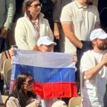 Obezbeđenje hitno reagovalo na Rolan Garosu: Sporna zastava se pojavila na tribinama
