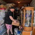 Kupio je napušteno skladište za 380 evra, a kada je počeo da otvara kutije, shvatio je da ga čeka bogatstvo (video)