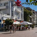 Alarm na poznatom letovalištu: Hitno zabranjeno kupanje na popularnoj plaži, morem se širi opasna bakterija