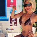 Svi gledaju u Jovanu Jeremić u Italiji! Voditeljka u tigrastom bikiniju pije kafu, a evo šta joj lokalci govore kad čuju…