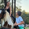 Daleko od očiju javnosti: Trudna Anita Stanojlović nakon "Elite" pokazala kako provodi vreme sa sinom, jašu konje, oko njih…