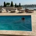 Održala lekciju mladim devojkama: Srpska voditeljka (61) se skinula u bikini, pa zaplivala - grudi u prvom planu, a ovo je…