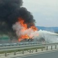 Muž i žena nastradali u zapaljenim kolima: Stravična saobraćajna nesreća kod Vršca, sleteli s puta, auto planuo u sekundi