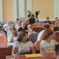 "Ne žele da razgovaraju o stvarnim problemima": Opozicija u majicama "Studenti pobeđuju" napustila parlament Zaječara