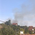 Nekoliko vatrogasnih vozila učestvuje u gašenju požara na potezu Sarića osoje – Mendino brdo (video)