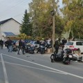 Grupa maskiranih muškaraca naoružanih palicama izašla iz džipa i napala bajkere u Rumi FOTO