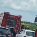 Automobil sleteo u jarak pa se prevrnuo na krov Saobraćajka kod isključenja za Batajnicu(video)