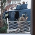 Kosovska policija s prstom na obaraču ispred vrtića u Mitrovici: Deca svedoče jezivom prizoru
