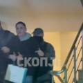 Sraman gest vanjinog oca: Dok ga policajci uvode u zgradu suda, on podiže ruke i novinarima pokazuje ovo (video)
