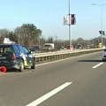 Žešće čukanje na auto-putu, taksi se zabio u bankinu: Jedna osoba prevezena u KBC Zemun