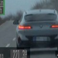 Žena vozila BMW preko 220 kilometara na čas na putu gde je ograničenje 80 (video)