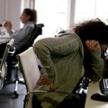 Ako vas bole leđa izbegavajte 3 pokreta: Neurohirurg savetuje kako treba da podižemo stvari ili decu