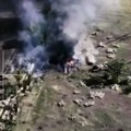 Kasetnim bombama poklopili rusku kolonu Jezivi snimci iz Ukrajine, uhvatili ih na čistini, sve je razoreno (video)