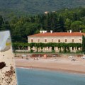 Na elitnoj plaži u Crnoj Gori pojavila se živuljka koja ispušta ljubičastu tečnost – stigao odgovor šta je u pitanju