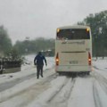 "Je l' ovo sneg ili grad?": Neverovatan snimak nevremena u Srbiji, ljudi ne smeju da izađu iz kuće (Video)