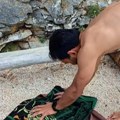Indijac pokazao kako turisti na Jadranskom moru čuvaju stvari od lopova i ljudi se naglas smeju: "Nama Isus čuva novčanike"…