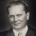 Vic dana Tito dolazi na sastanak sa partijskim sekretarima i kaže...