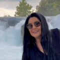 Dragana Mirković se vozi čamcem, a iza nje vodopadi: Pevačica u crnoj haljini ne skida osmeh sa lica: Evo gde se nalazi, a tek…
