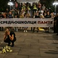 Najpotresniji prizor sa protesta: Majka Dijana Hrka spustila belu ružu za sina Stefana koji je stradao nakon pada nadstrešnice…