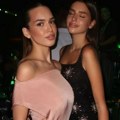 Hana Ikodinović u provodu sa Čolinom ćerkom: U izazovnoj haljini pokazala skrivenu tetovažu, Lara u miniću