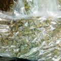 Velika akcija policije u Staroj Pazovi Muškarac krio kilogram i po marihuane u dvorištu kuće