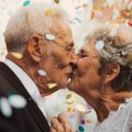 Nikad nije kasno prvi put stala na ludi kamen sa 70 godina Ljubav pronašla u dugogodišnjem prijatelju (84)