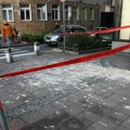 (Фото) Пао део фасаде у Косовској улици, делови расути по тротоару