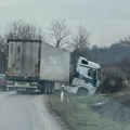 Prevrnuo se kamion kod Vlahova