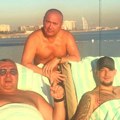 Prepoznajete li ekipu sa slike? 2 pevača i starletin bivši se baškare u Dubaiju, na plaži pokriveni peškirima
