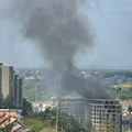 (Foto) Požar na gradilištu na Čukaričkoj padini, više vatrogasnih vozila na terenu: Zapalila spoljna izolacija zgrade