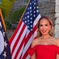 Duboki razrez i gola ramena: Marijana Mateus u vatreno crvenoj haljini oduševila na gala proslavi 250 godina američke…