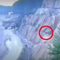 Pojavio se snimak jezive nesreće kod Majdanpeka: Tri žene kolima sletele u ambis, vozilo nekontrolisano padalo, sam Bog ih je…