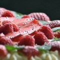 Osvežavajuća Šarlota torta sa jagodama: Elegantan i izgled i ukus
