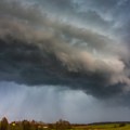 Zloslutni crni oblak snimljen nad rtnjem Stanovnici zanemeli kad su videli ovo (foto)