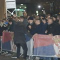 Opozicija pravi cirkus ispred RIK: Gađaju zgradu jajima, paradajzom i toalet papirom - Marinika i Aleksić štrajkuju glađu…